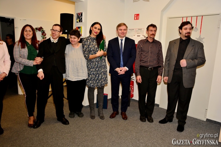 Uczestniczy z Kadrą Pedagogiczną oraz Burmistrzem na korytarzu ŚDS