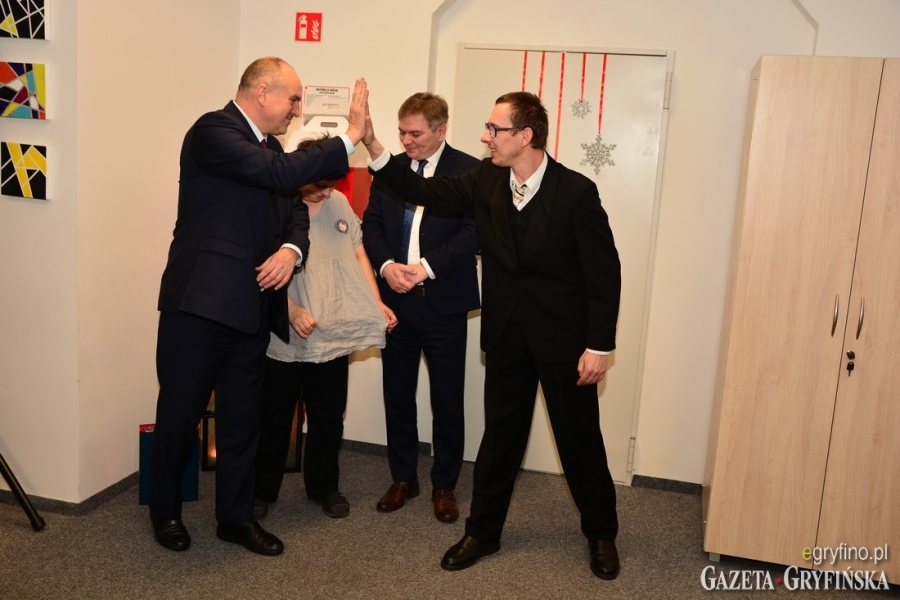 Uczestnik przybijający piątkę burmistrzowi