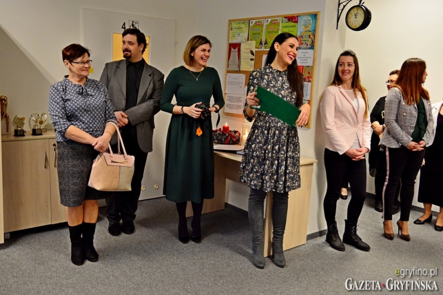 Uczestnicy wraz z terapeuta uśmiechający się do zdjęcia