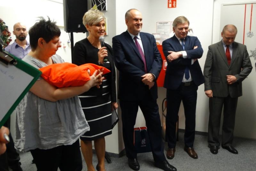 Kierowniczka ŚDS przemawiająca do gości