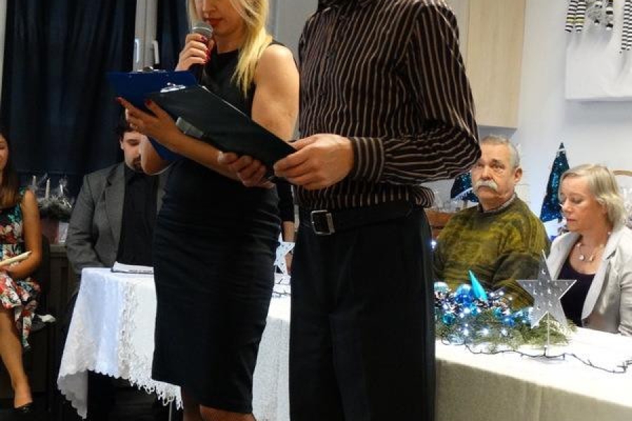 Pedagog z uczestnikiem przemawiający do gości