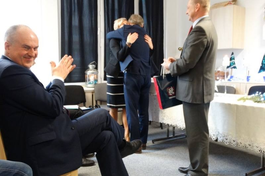 Klaszczący Burmistrz na tle wręczenia nagród