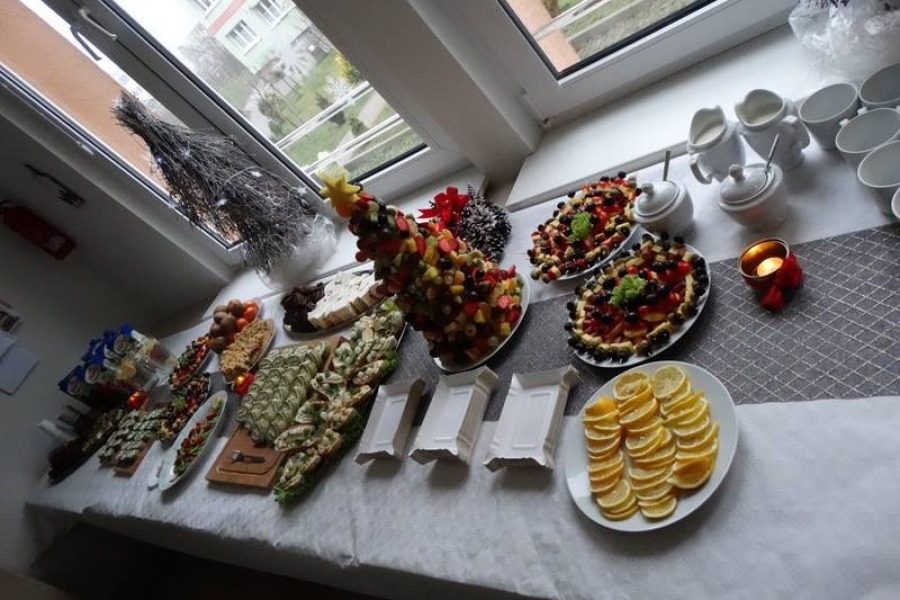 Zdjęcie stołu z poczęstunkiem