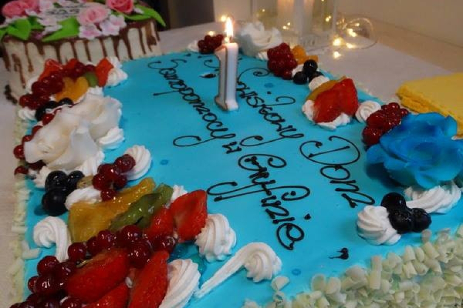 Zdjęcie tortu ze świeczką oraz napisem „Środowiskowym Dom Samopomocy” z okazji pierwszej rocznicy