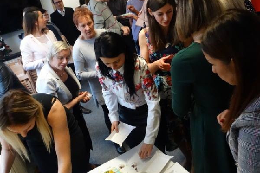 Uczestnicy krojący tort