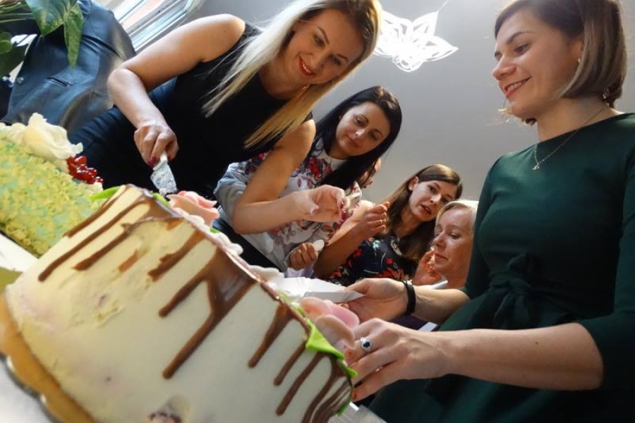 Terapeutką krojąca tort