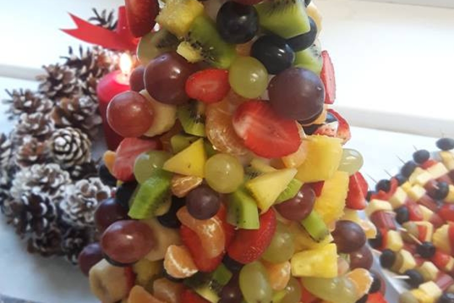 Choinka wykonana z owoców