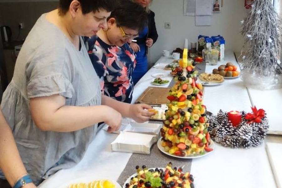 Uczestniczy częstujący się jedzeniem