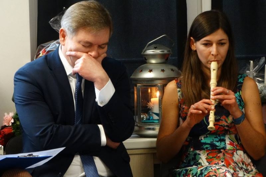 Terapeutka grająca na flecie