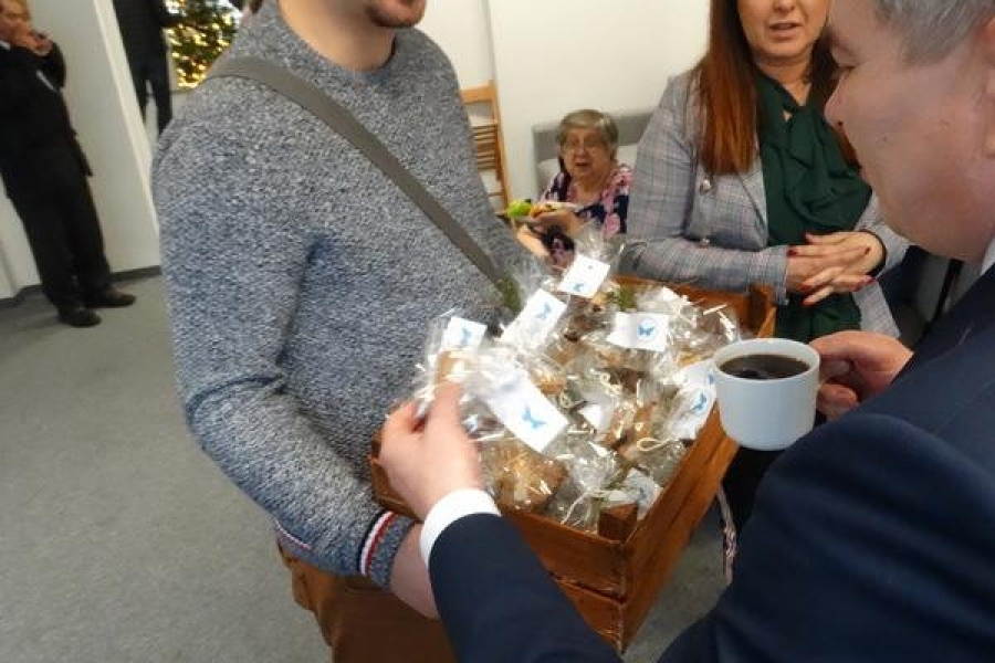 Uczestnik wręczający upominek Burmistrzowi