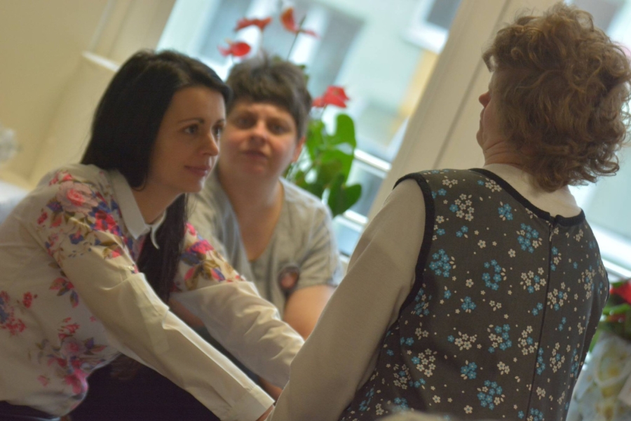 Terapeutka składająca życzenia uczestniczce