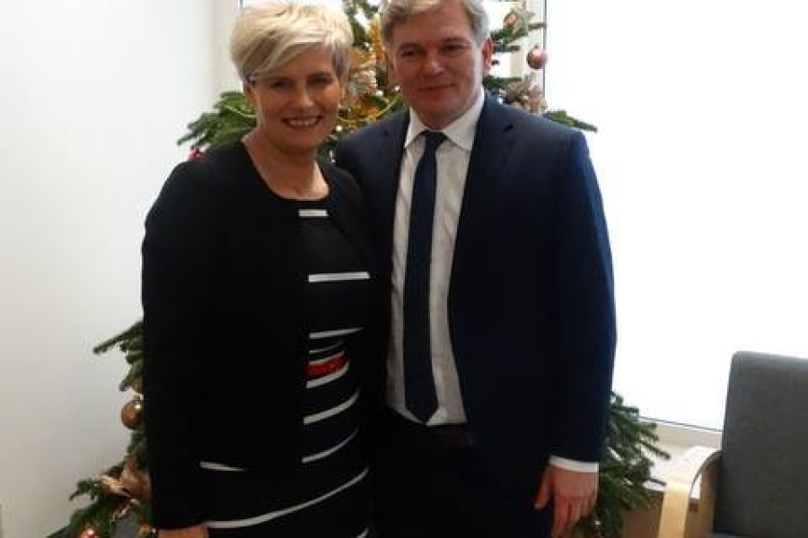 Pani Kierownik z Burmistrzem na tle choinki