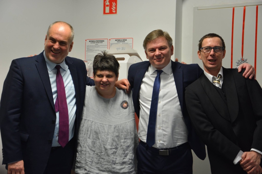 Burmistrz oraz jego zastępca z dwojgiem uczestników