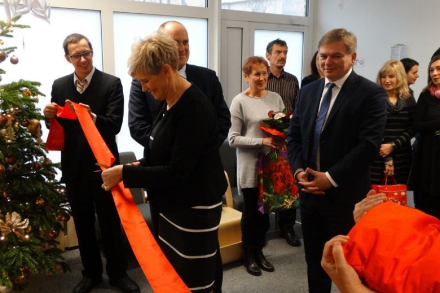 Kierownik ŚDS przecinająca czerwoną wstęgę