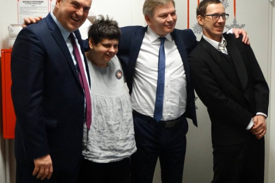 Burmistrz oraz jego zastępca z dwojgiem uczestników