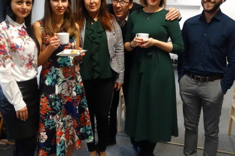 Terapeuci z uczestnikiem pozują do zdjęcia