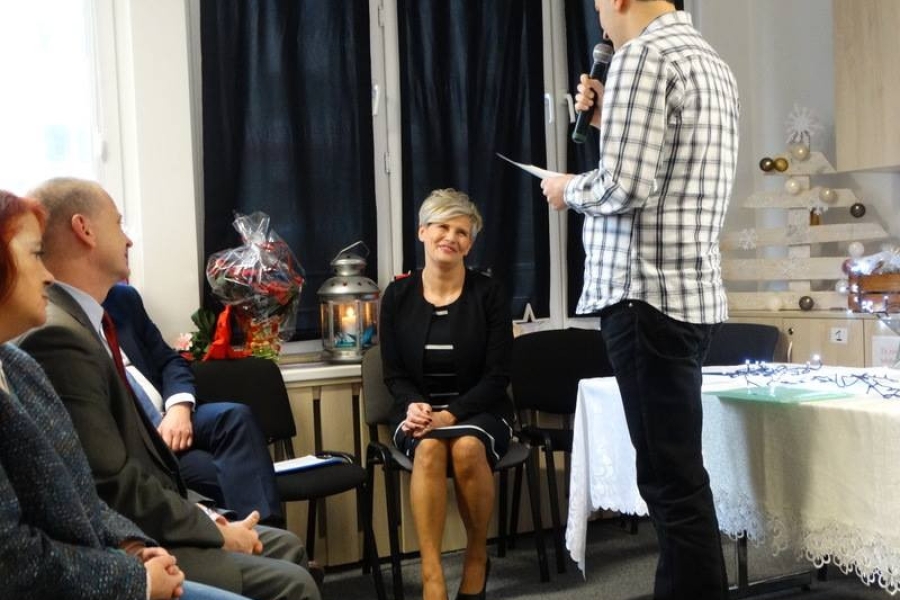 Gości przemawiający do Kierownik i gości