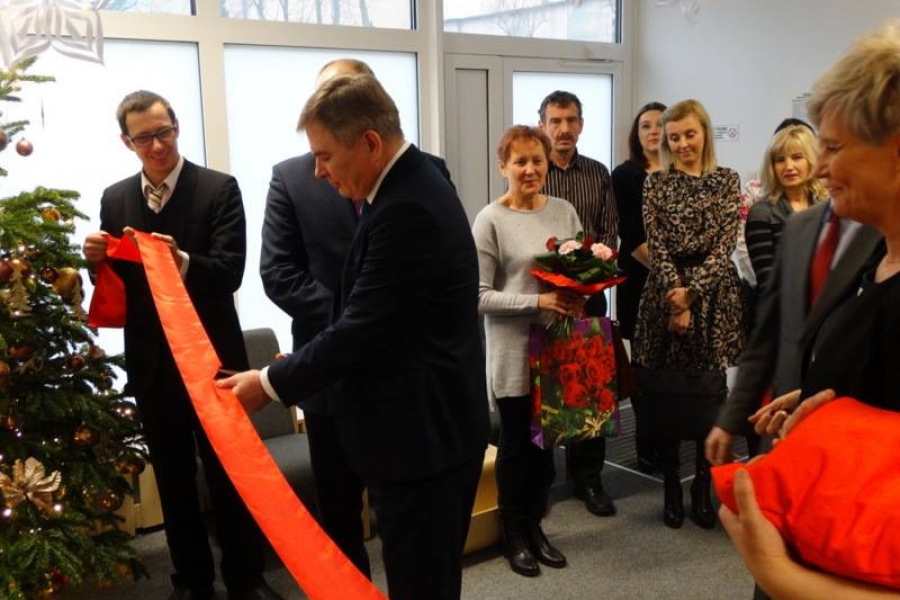 Burmistrz przecinający wstęgę