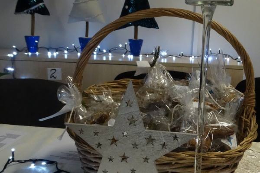 Zdjęcie drewnianej gwiazdki oraz kosza z prezentami