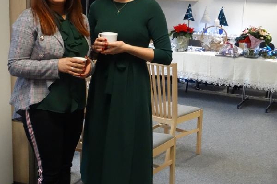 Dwoje terapeutów ŚDS na tle stołu z ozdobami