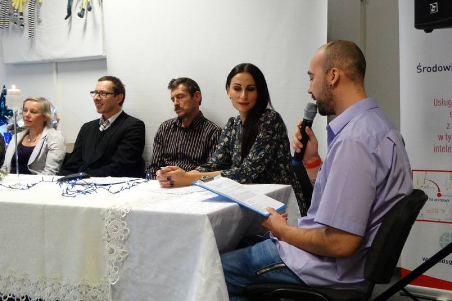 Uczestnik przemawiający do kardy oraz pozostałych uczestników przy stole