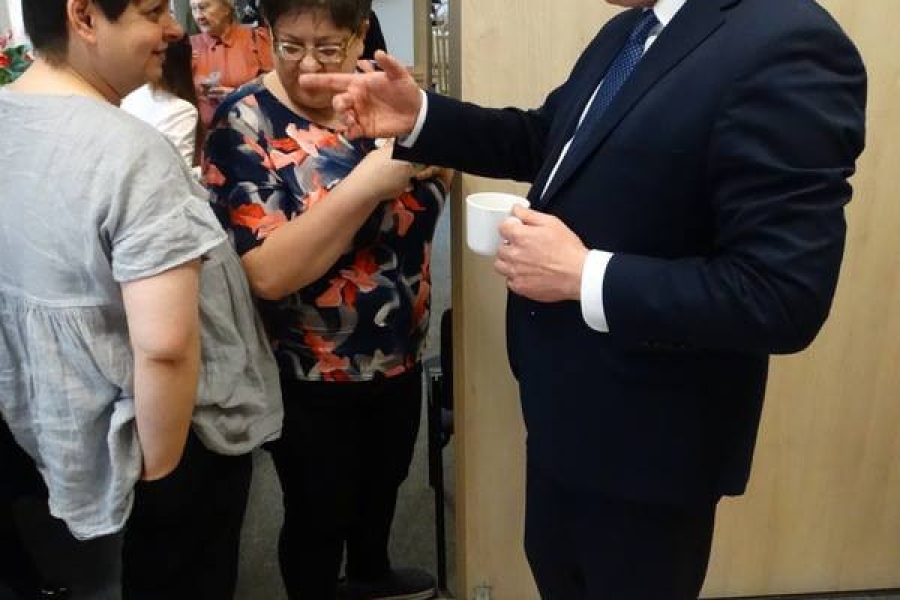 Burmistrz rozmawiający z uczestniczkami