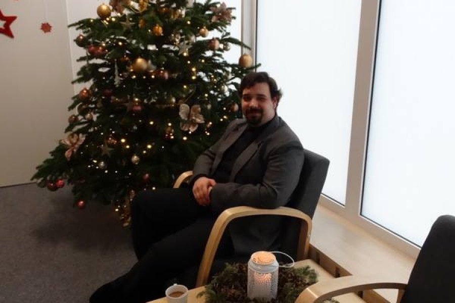 Siedzący Uczestnik na le choinki