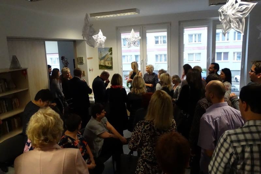 Grupa uczestnik. Gości orraz kadry podczas przemowy