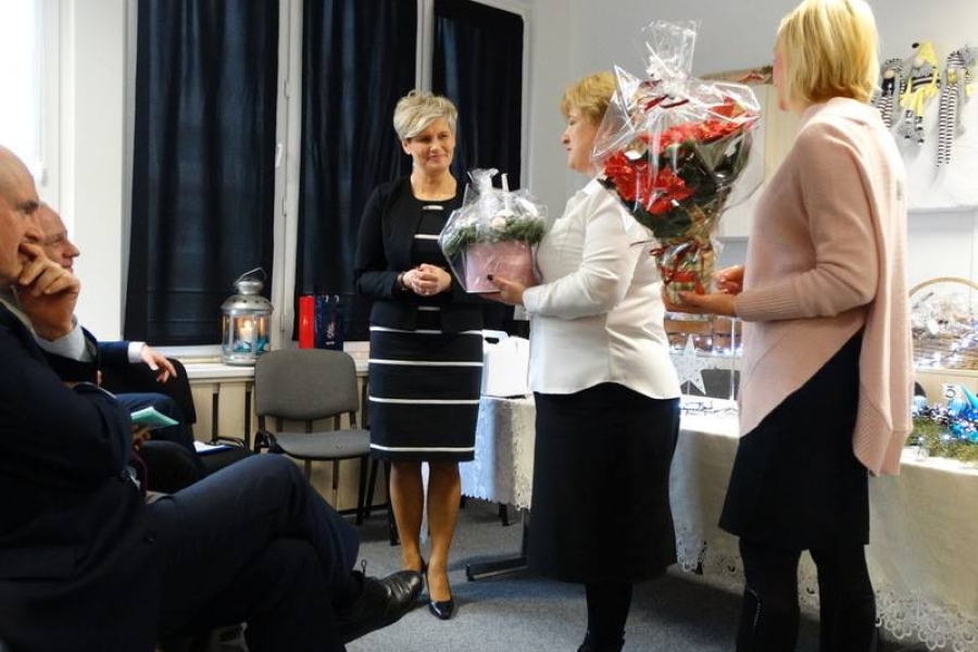 Goście wręczający prezenty Pani Kierownik