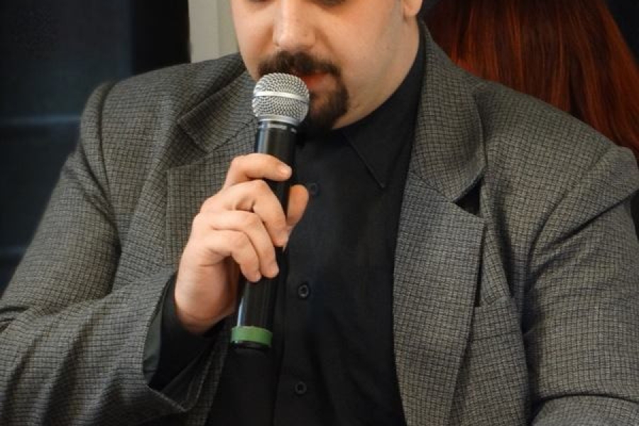 Uczestnik z mikrofonem czytający przemówienie