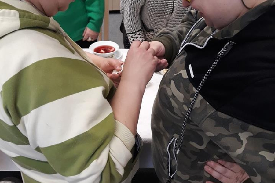 Dzielenie się opłatkiem dwójki uczestników