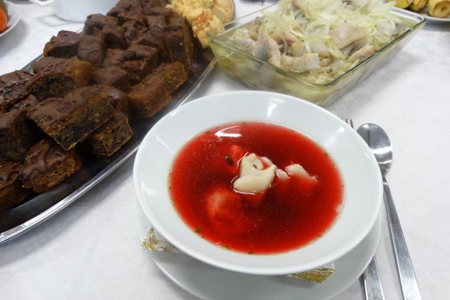 Zdjęcie barszczu na tle pozostałych potraw wigilijnych