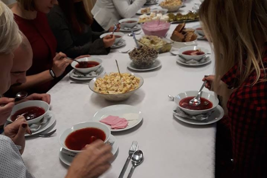 Uczestnicy oraz kadra podczas posiłku wigilijnego