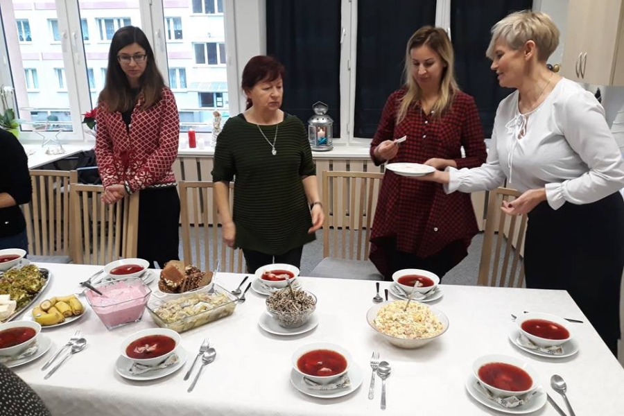 Terapeuci dzielący się opłatkiem z pozostałymi osobami