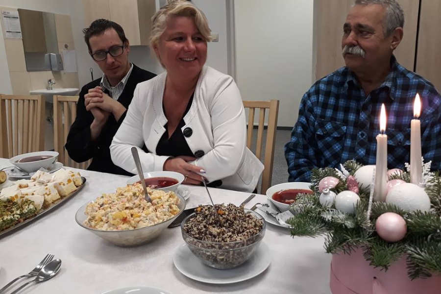 Uczestnicy wraz z gośćmi przy stole