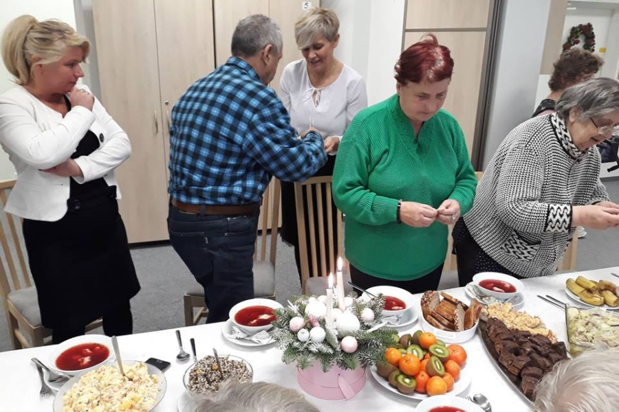 Uczestnicy dzielący się opłatkiem z Kadrą pracowniczą