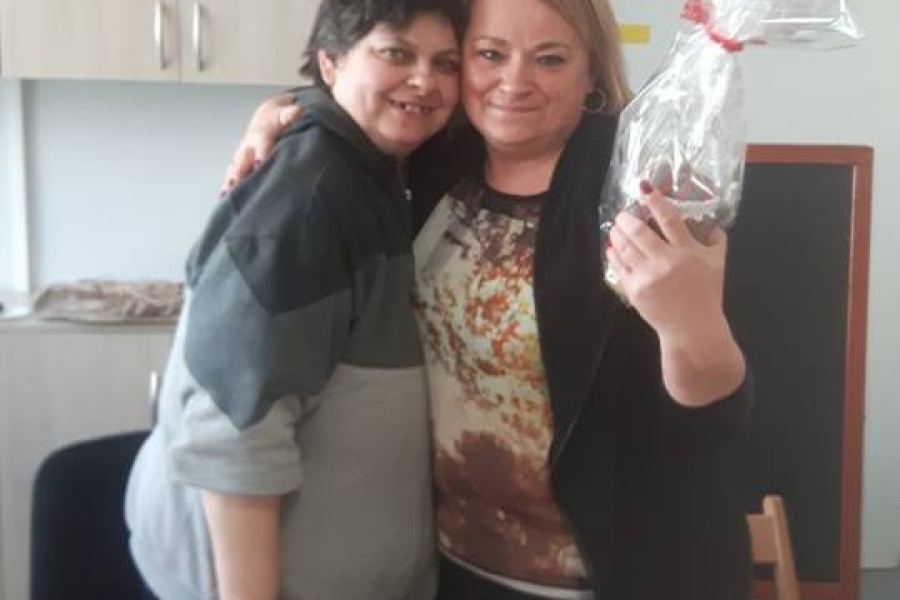 Uczestniczka z Panią prowadzącą biblioterapie.