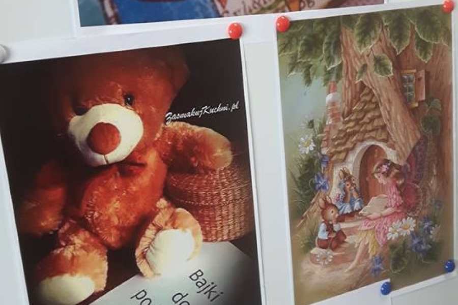 Tablica z plakatami dotyczącymi biblioterapii.