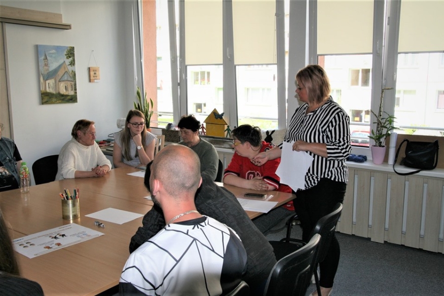 Grupa uczestników przygotowujących się do zajęć z terapeutą.