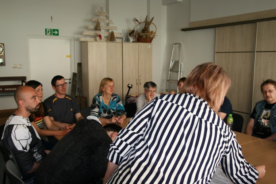 Uczestnicy siedzący przy stołach podczas zajęć.