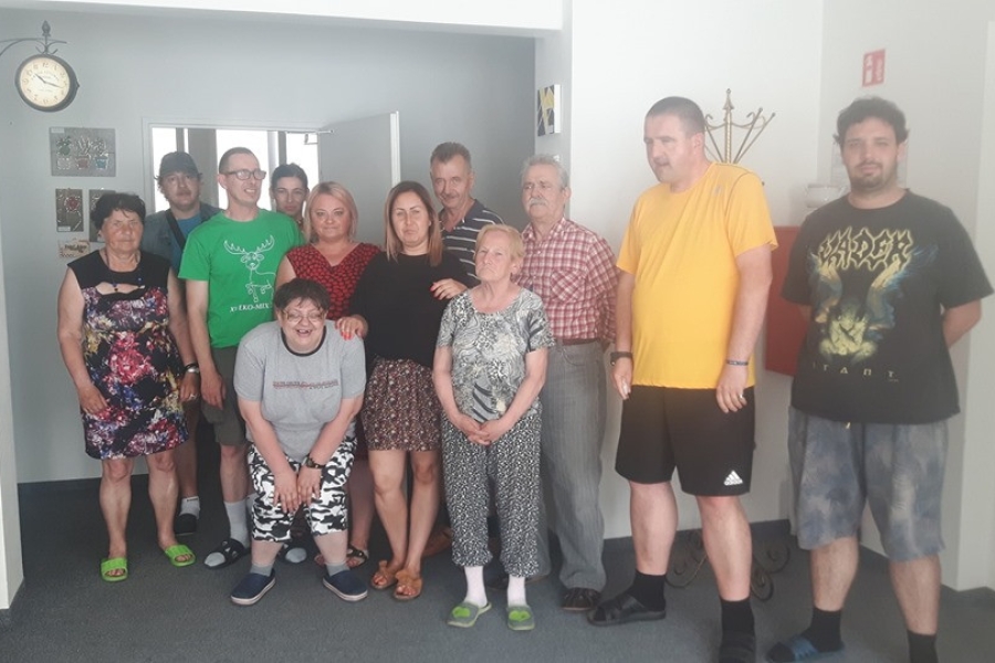 Grupa uczestników na korytarzu w ŚDS