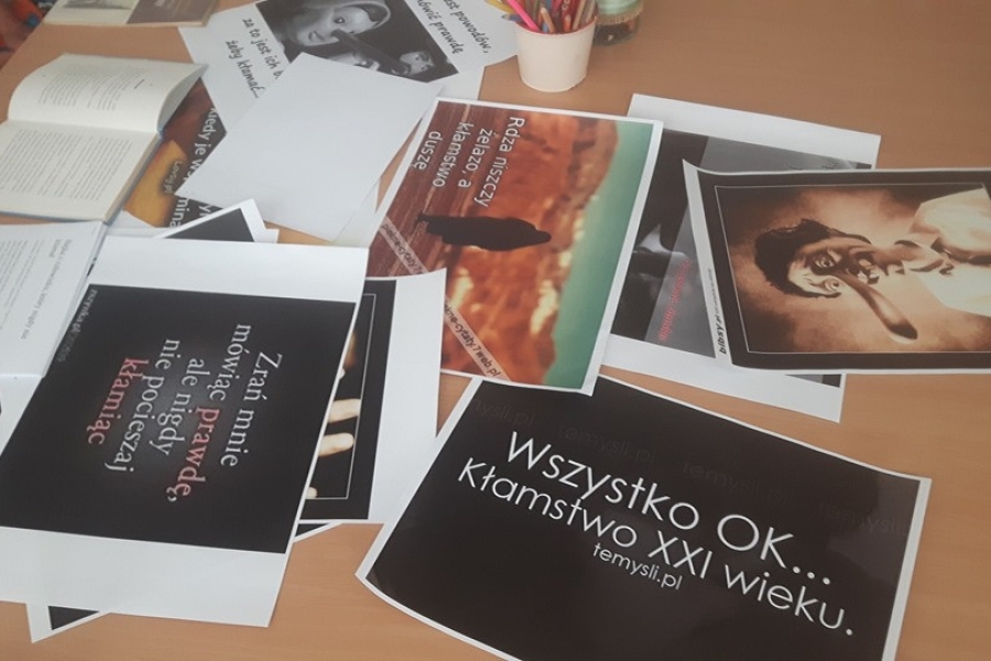 Zdjęcie materiałów dydaktycznych na temat kłamstwa