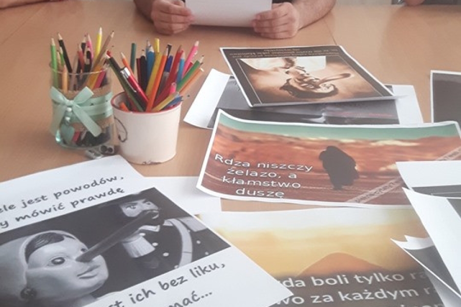 Uczestnik czytający prace na temat kłamstwa