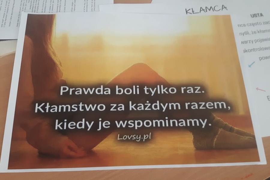 Kartka przedstawiająca cytat o kłamstwie.