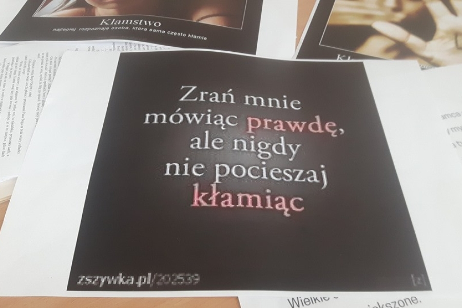 Kartka przedstawiająca cytat o kłamstwie.