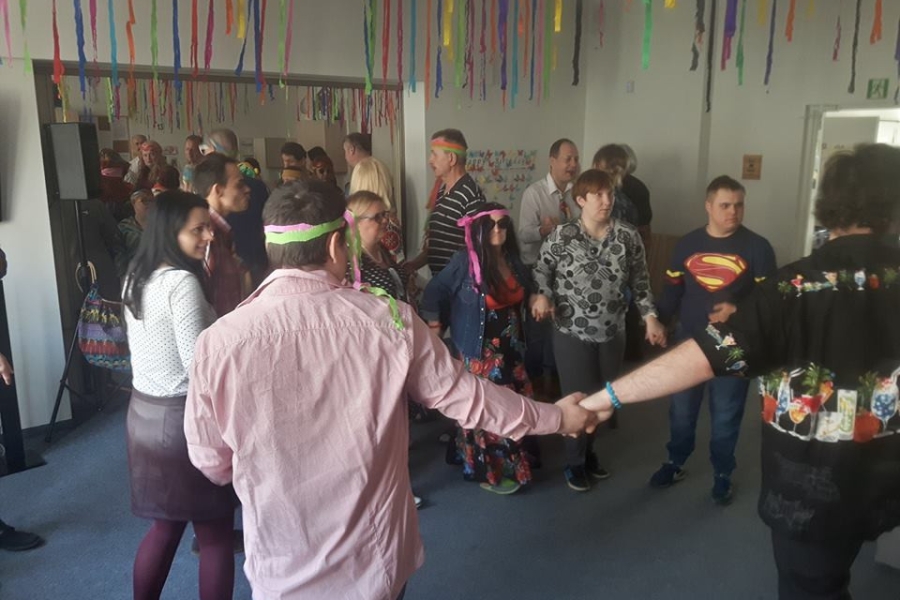 Uczestnicy ŚDS tańczących w kółku