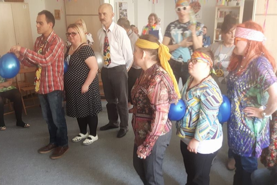 Grupa uczestników w zabawie z balonem