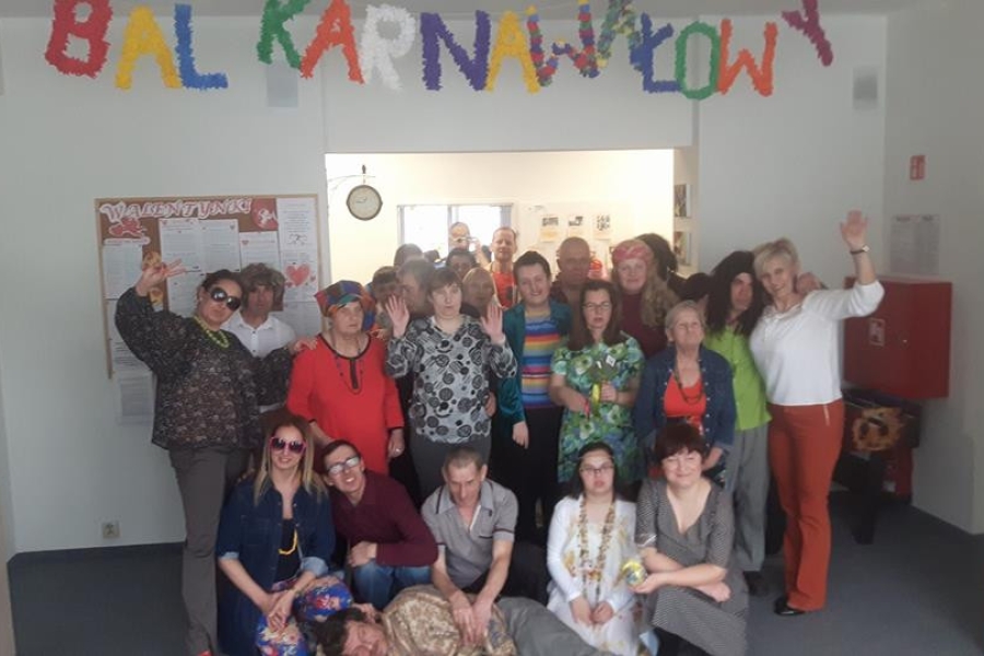 Zdjęcie grupowe uczestników, pracowników i gości na tle „Bal Karnawałowy”