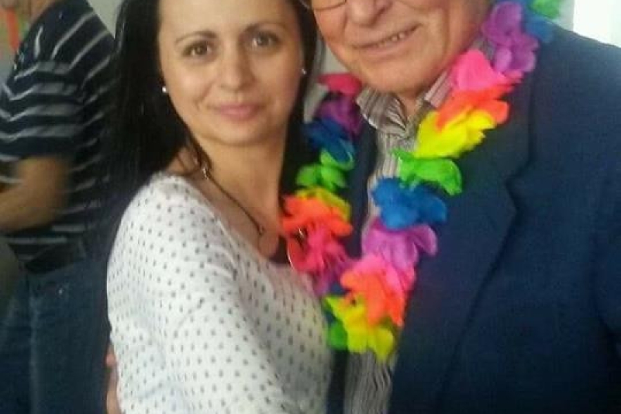 Terapeutka tańcząca z gościem podczas balu.