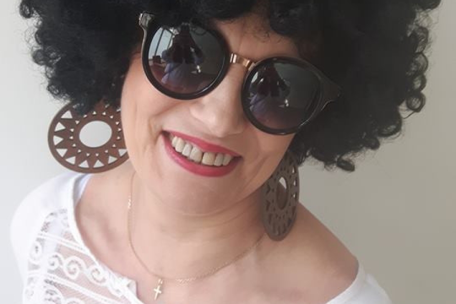 Przebrana Pani Kierownik ŚDS w peruce. 